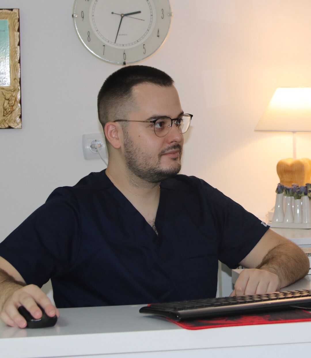 Dr Nikola Radosavljević u ordinaciji